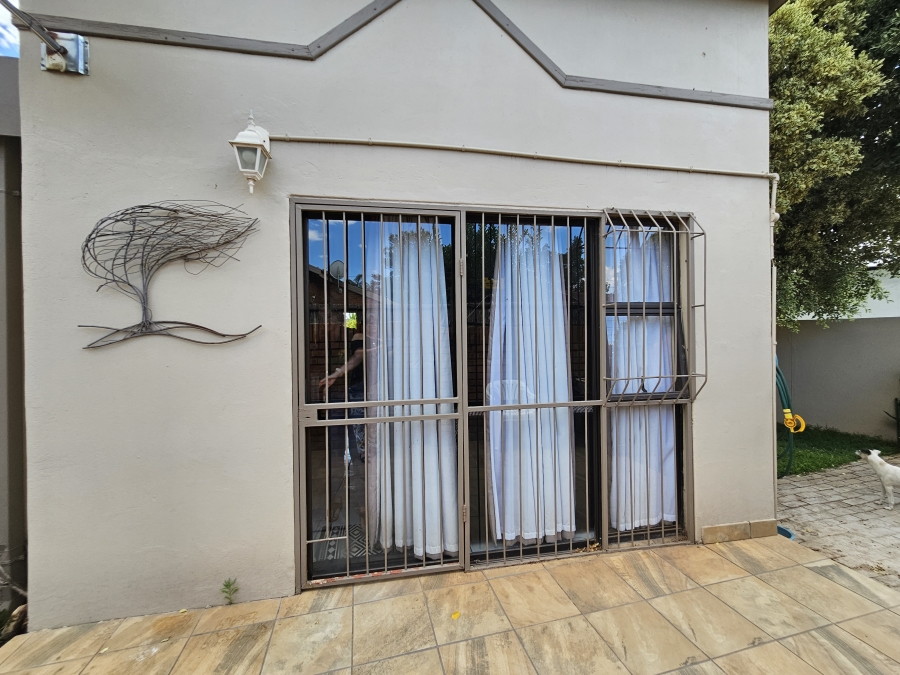 2 Bedroom Property for Sale in Rhodesdene Northern Cape